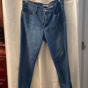 Light colored demin skinny jeans